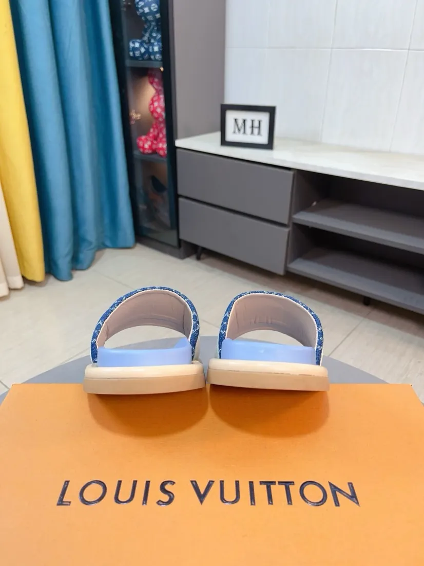 Ex-factory price 360🌹🌹 (lv-Louis Vuitton) New men's slippers, high-end boutique, exquisite embossed logo decoration on the upper, fine workmanship, super soft soles, casual, loose and comfortable, a must-have in summer! \nsize：38-44